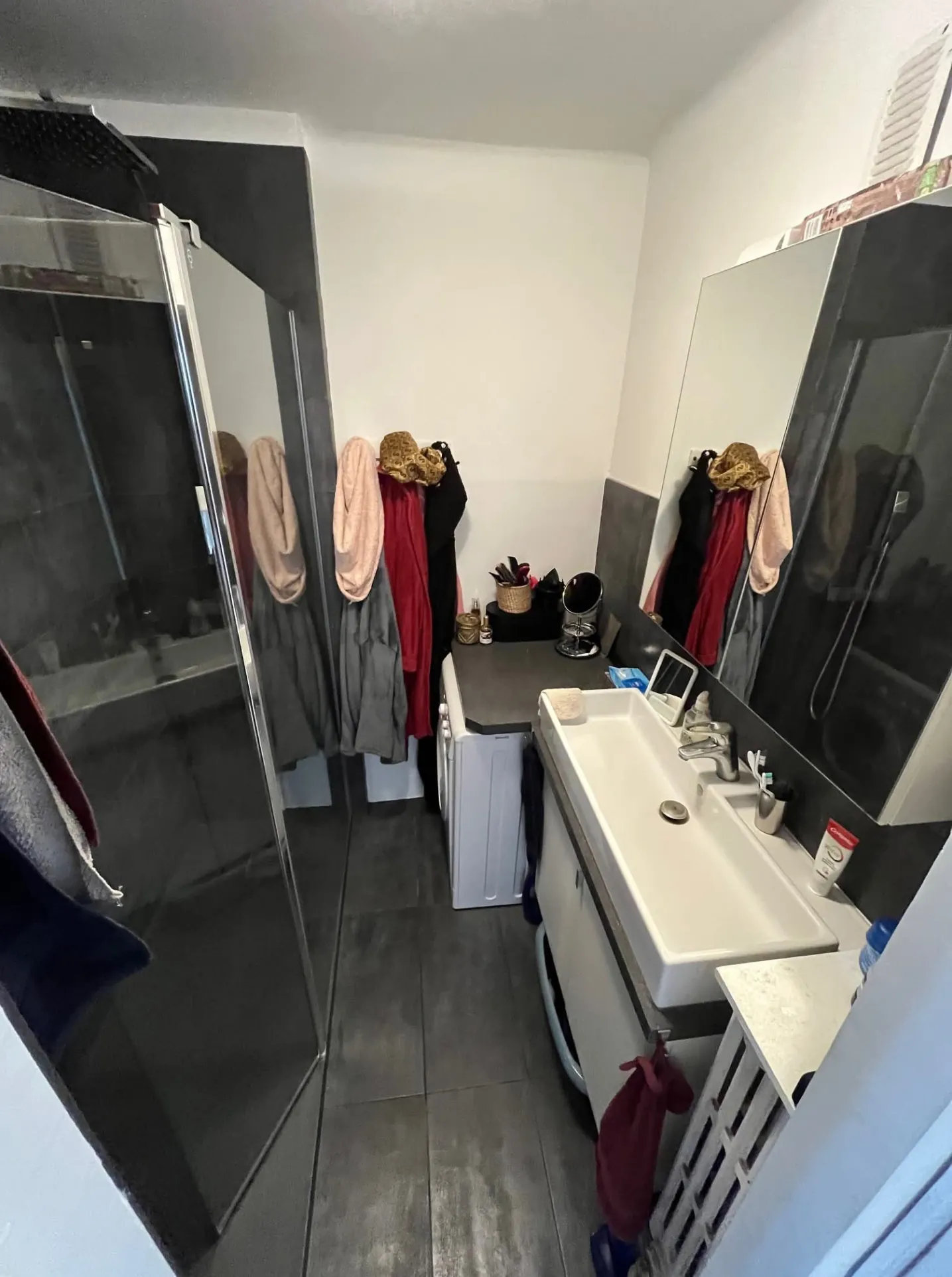 Appartement rénové de 3 pièces à vendre en centre-ville d'Hyeres 