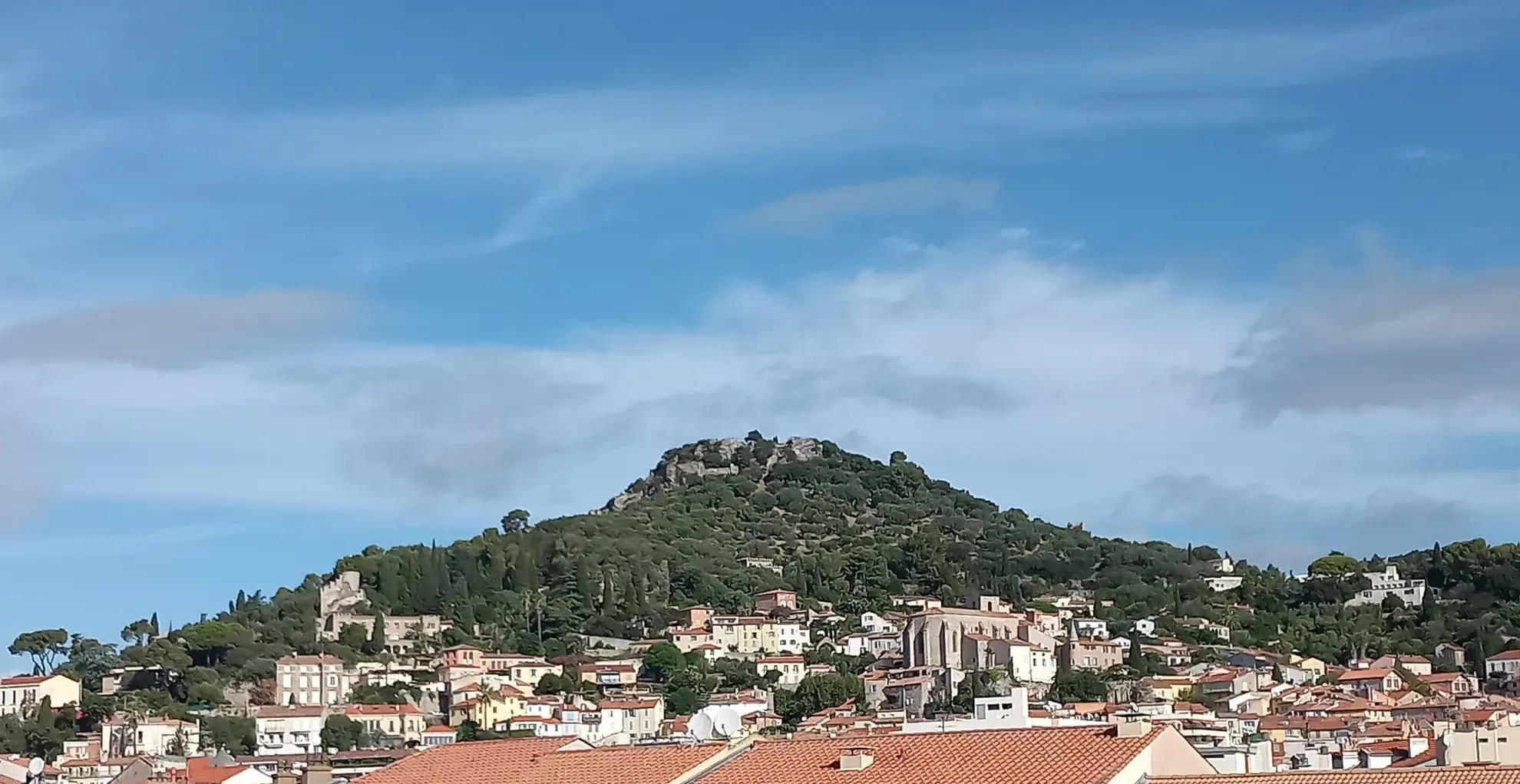 Appartement rénové de 3 pièces à vendre en centre-ville d'Hyeres 