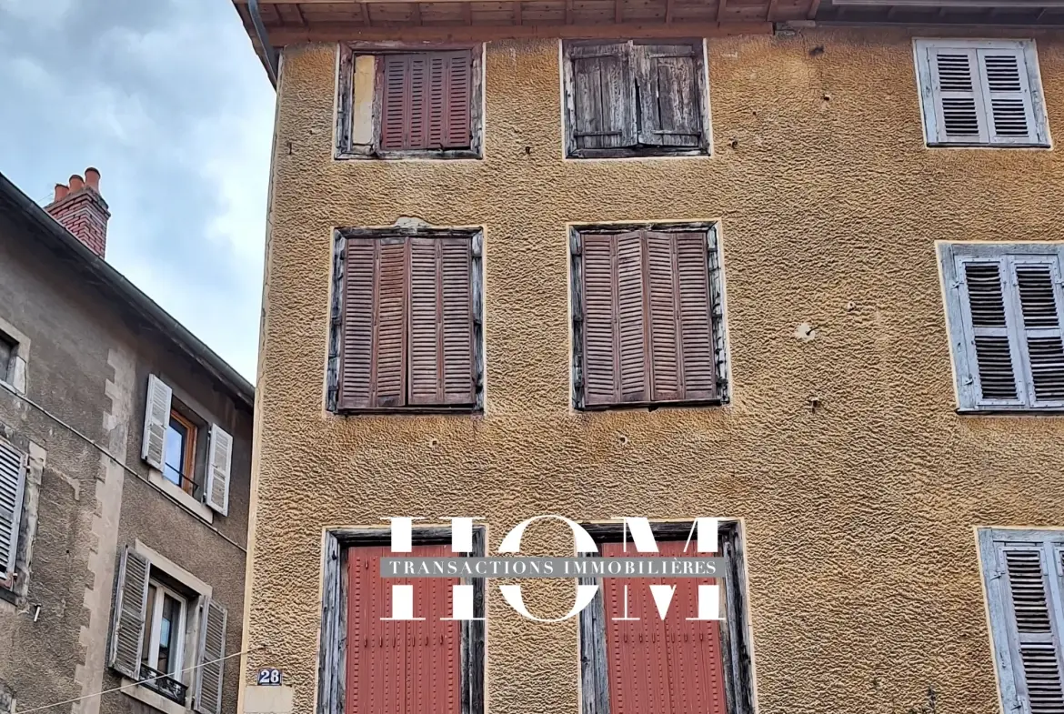 Immeuble à Thiers de 140 m² avec local commercial loué – Investissement rentable 