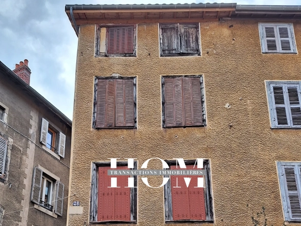 Immeuble à Thiers de 140 m² avec local commercial loué – Investissement rentable