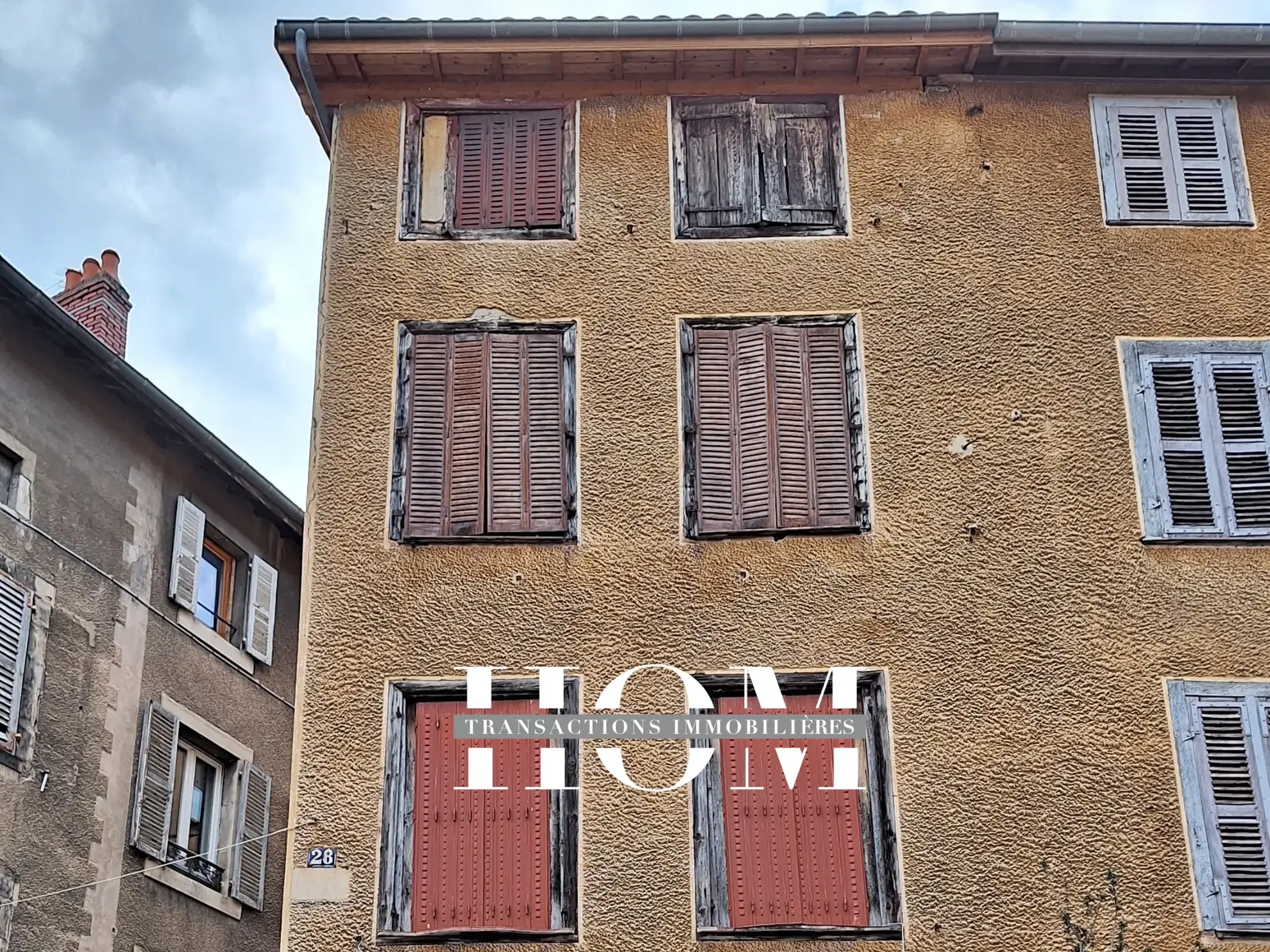 Immeuble à Thiers de 140 m² avec local commercial loué – Investissement rentable 
