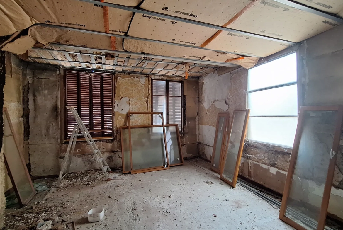 Immeuble à Thiers de 140 m² avec local commercial loué – Investissement rentable 