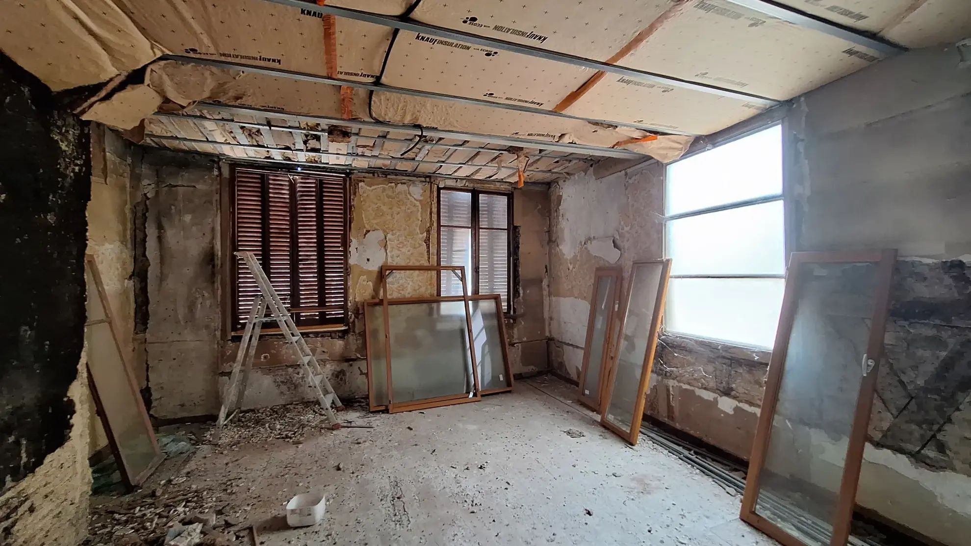 Immeuble à Thiers de 140 m² avec local commercial loué – Investissement rentable 