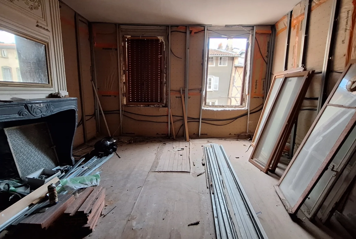 Immeuble à Thiers de 140 m² avec local commercial loué – Investissement rentable 