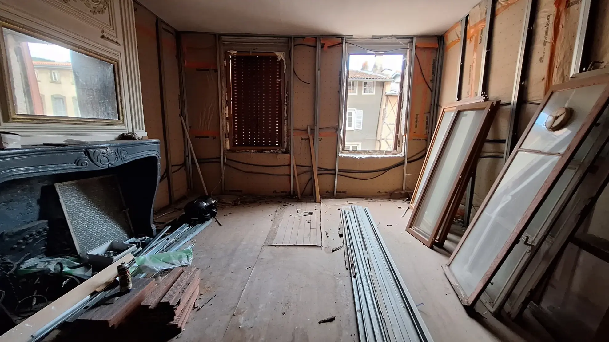 Immeuble à Thiers de 140 m² avec local commercial loué – Investissement rentable 