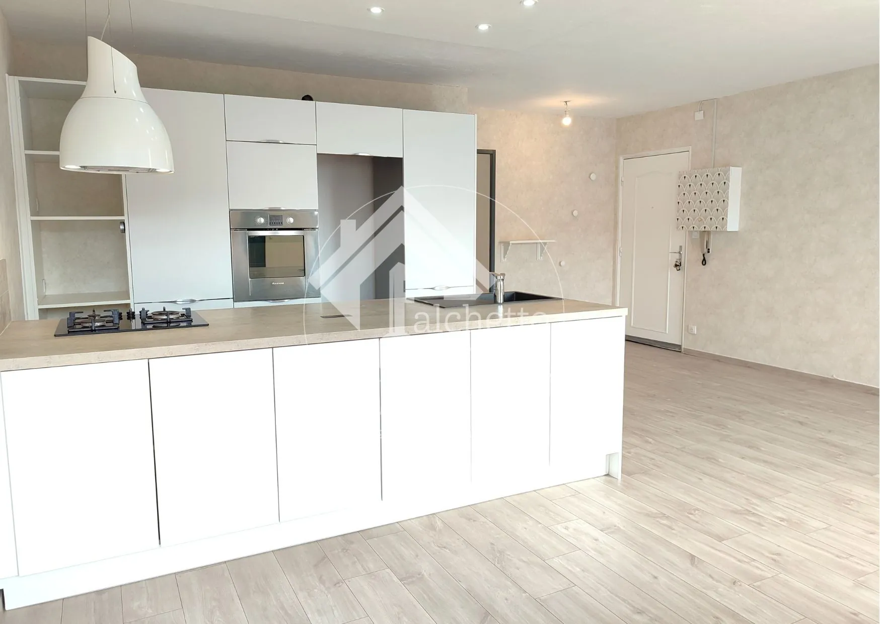 Appartement T3 rénové à Clermont-Ferrand avec balcon, cave et parking 