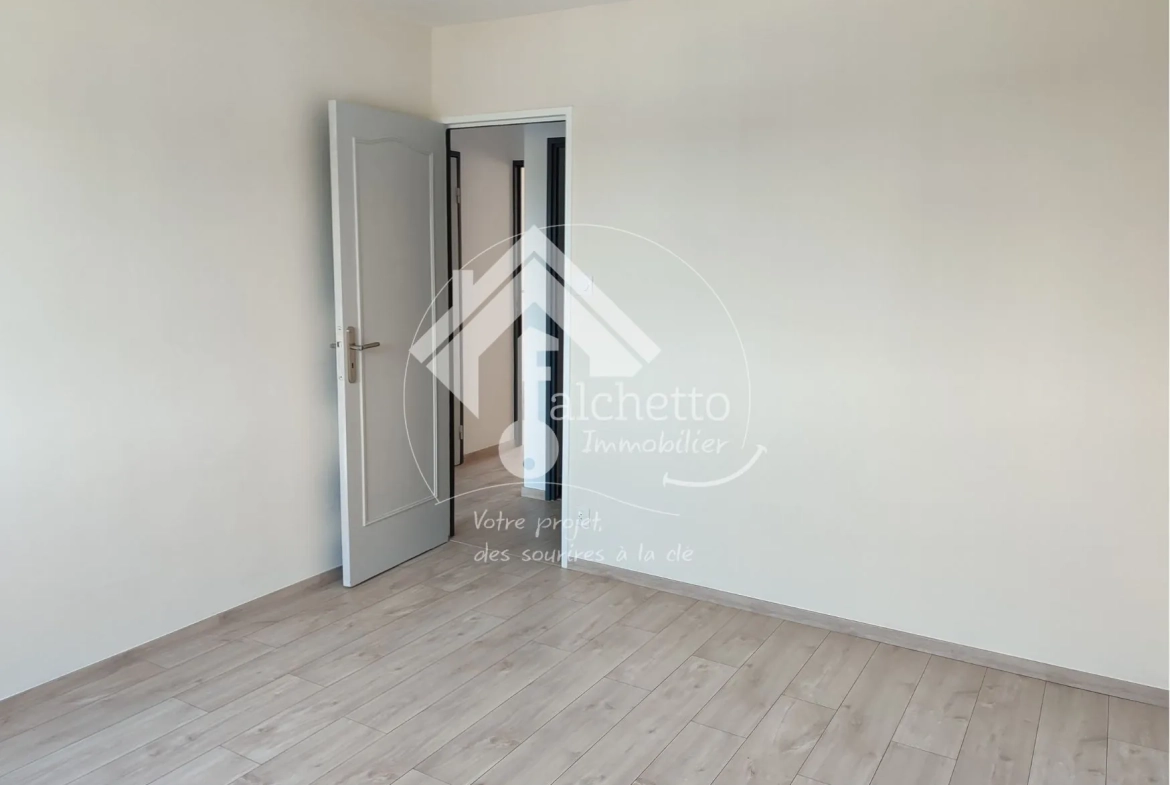 Appartement T3 rénové à Clermont-Ferrand avec balcon, cave et parking 