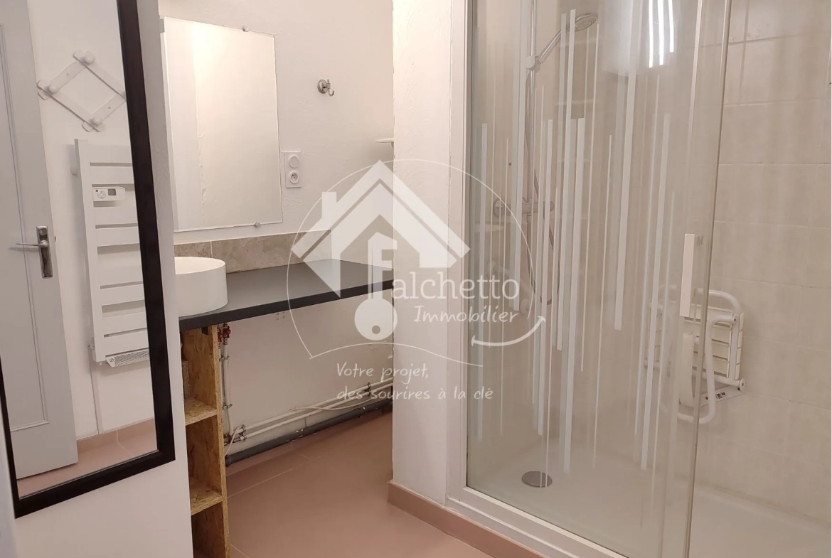 Appartement T3 rénové à Clermont-Ferrand avec balcon, cave et parking 