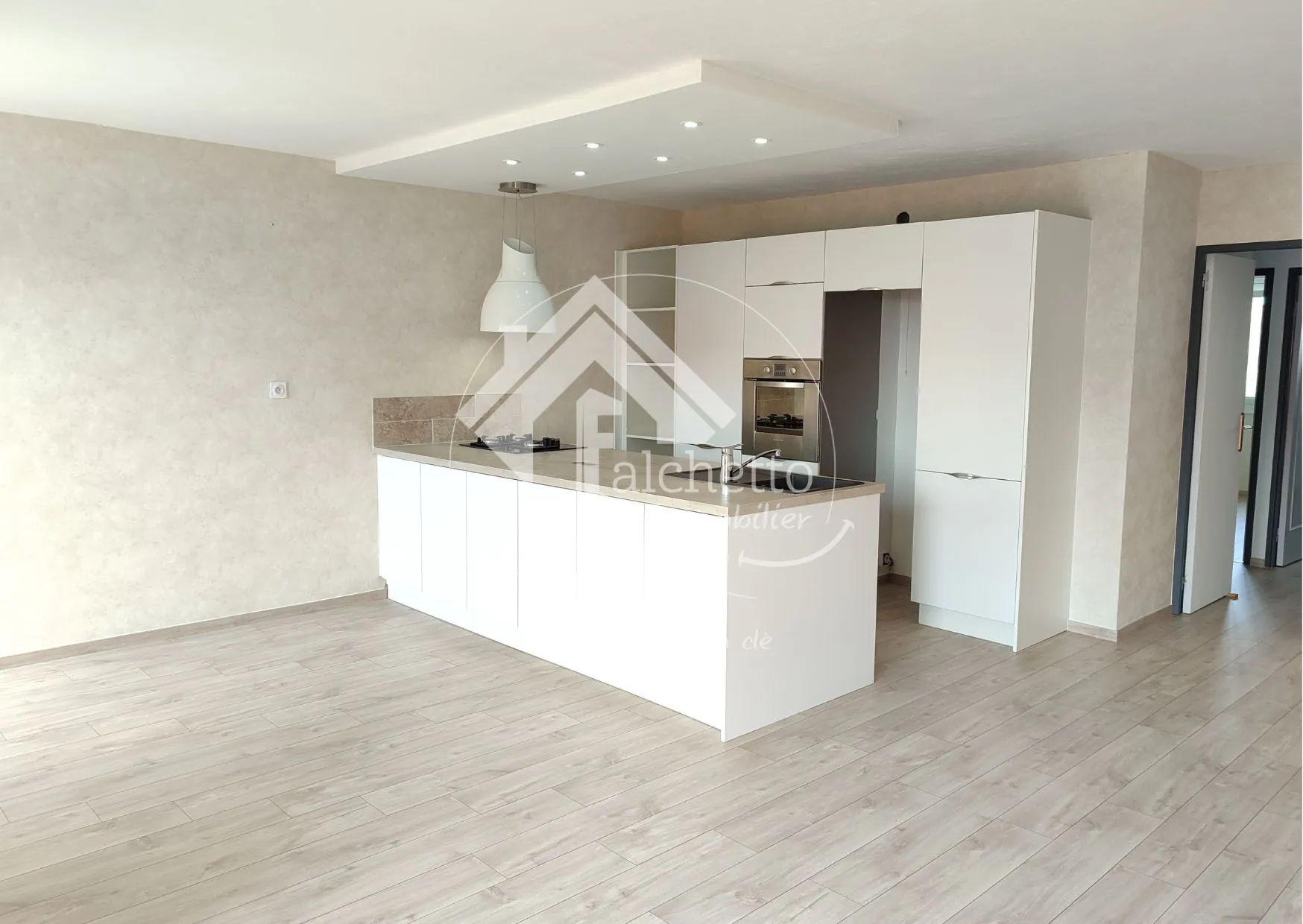 Appartement T3 rénové à Clermont-Ferrand avec balcon, cave et parking 
