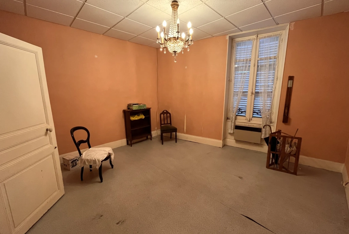 Charmante maison de maître du XVe siècle à vendre dans l'Allier, avec potentiel d'indépendance des bâtiments 
