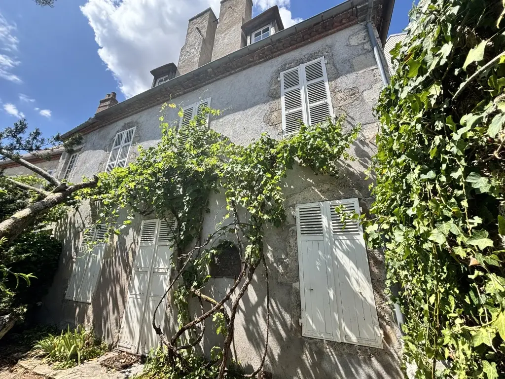 Charmante maison de maître du XVe siècle à vendre dans l'Allier, avec potentiel d'indépendance des bâtiments