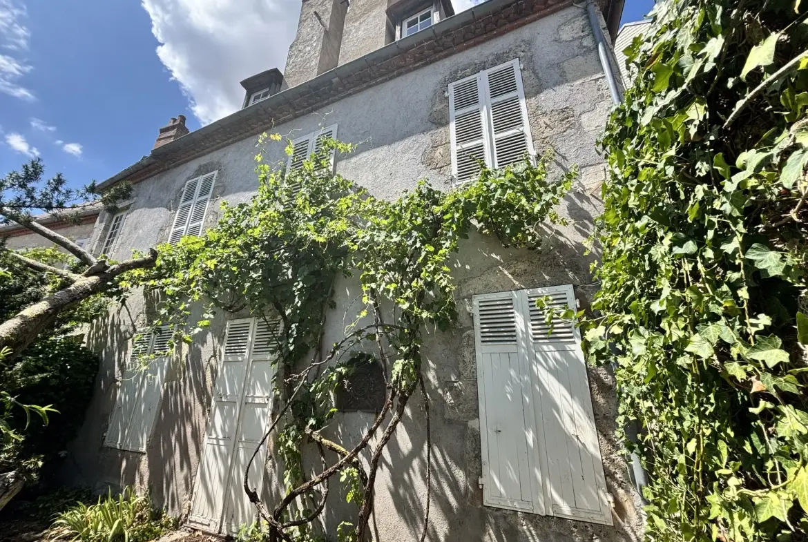 Charmante maison de maître du XVe siècle à vendre dans l'Allier, avec potentiel d'indépendance des bâtiments 