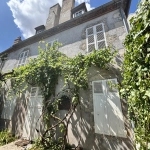 Charmante maison de maître du XVe siècle à vendre dans l'Allier, avec potentiel d'indépendance des bâtiments