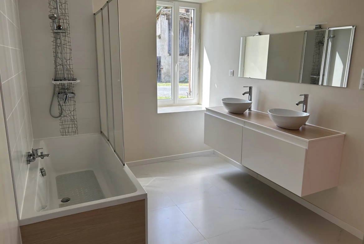 Maison moderne rénovée de 190 m² à La Réole avec terrains et équipements performants 