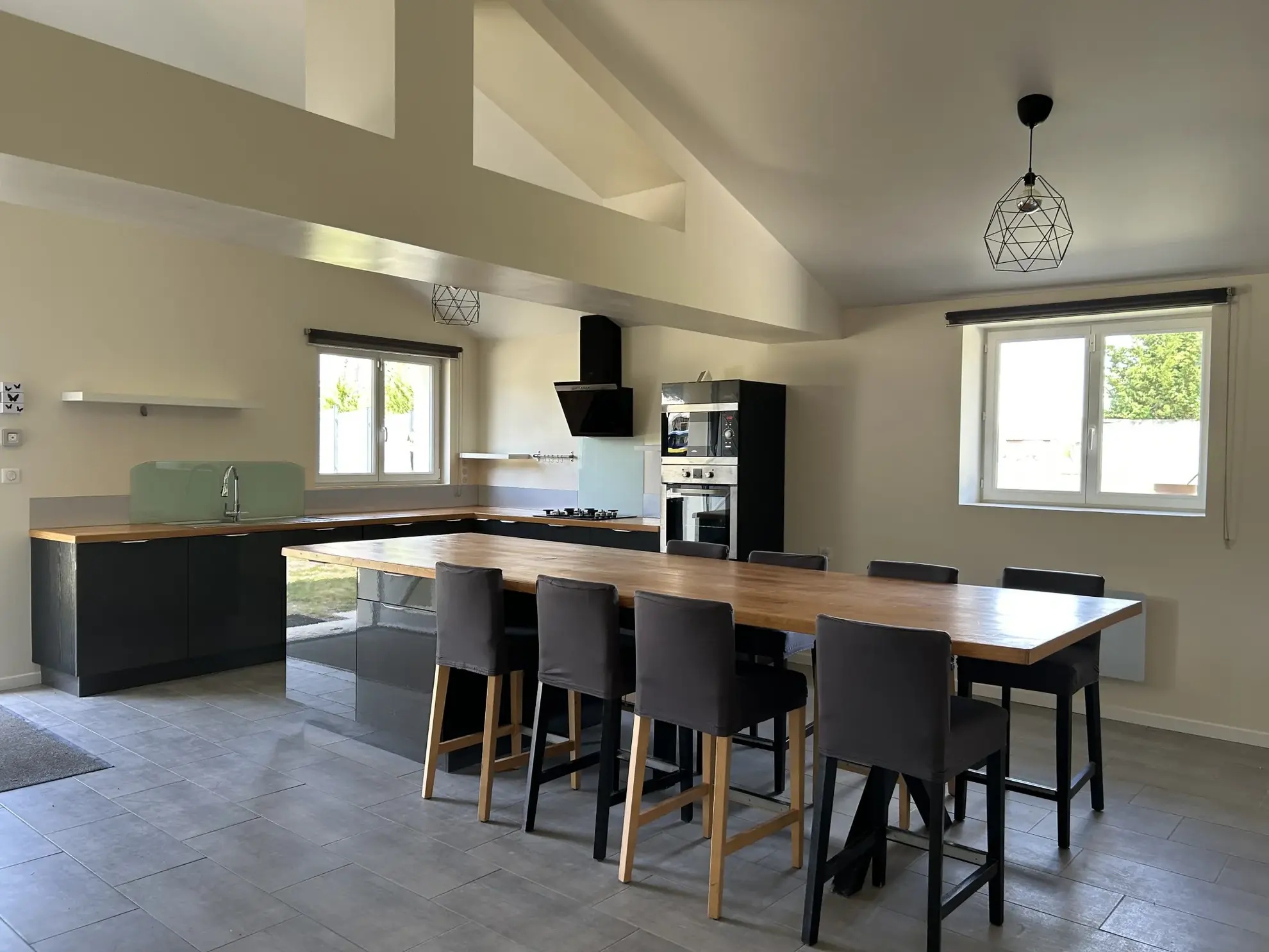 Maison moderne rénovée de 190 m² à La Réole avec terrains et équipements performants 