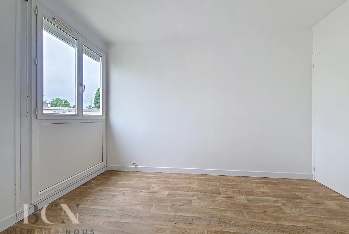 Appreciable T4 rénové avec balcon, cave et parking à Montsoult 