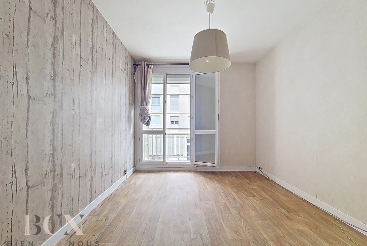 Appreciable T4 rénové avec balcon, cave et parking à Montsoult 