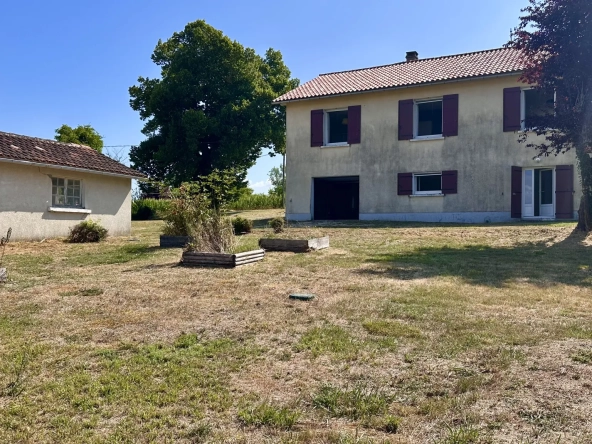 Maison contemporaine rénovée à Riberac avec 4 chambres et vue dégagée