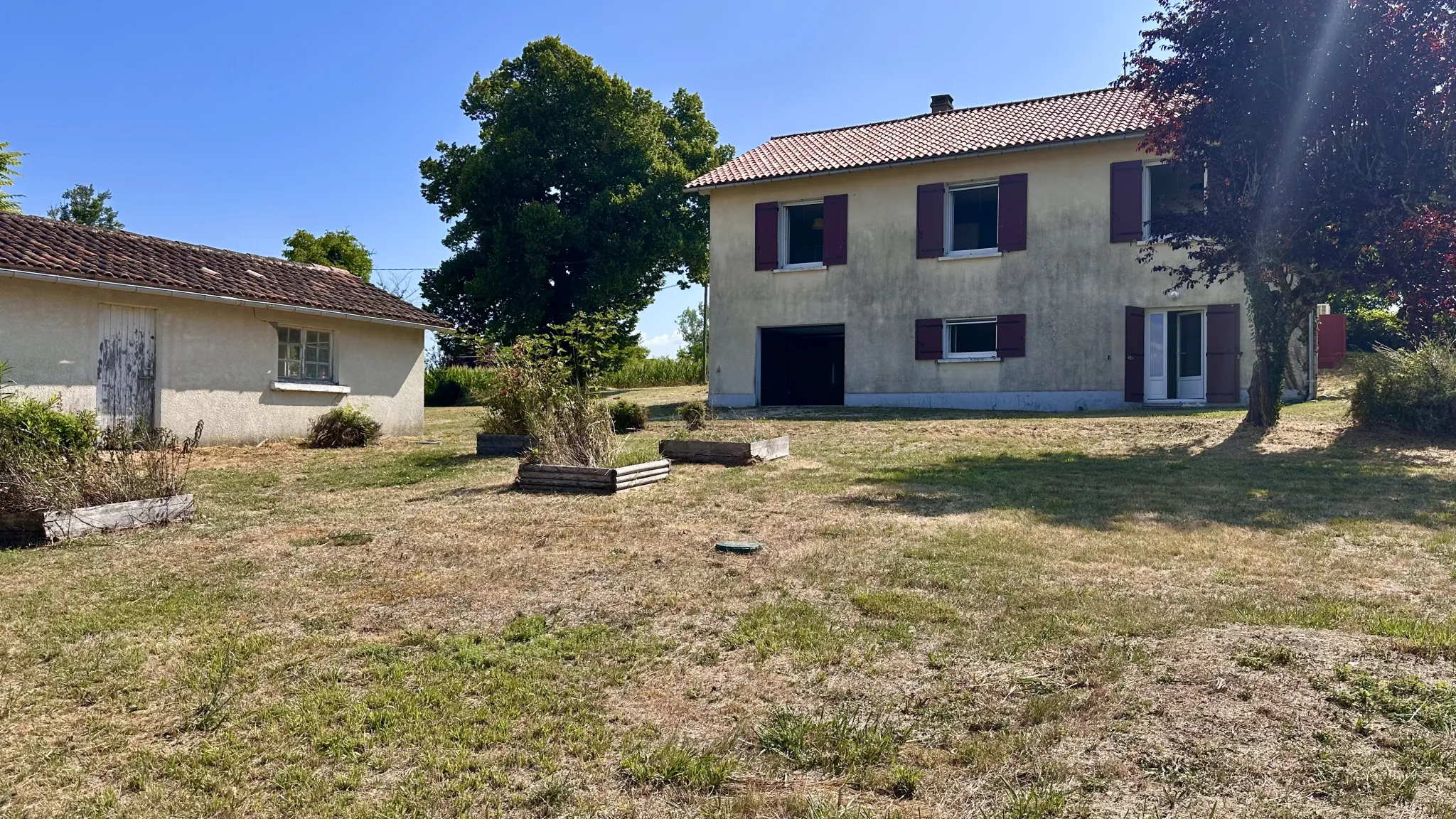 Maison contemporaine rénovée à Riberac avec 4 chambres et vue dégagée 