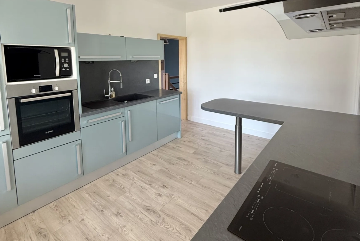 Maison contemporaine rénovée à Riberac avec 4 chambres et vue dégagée 