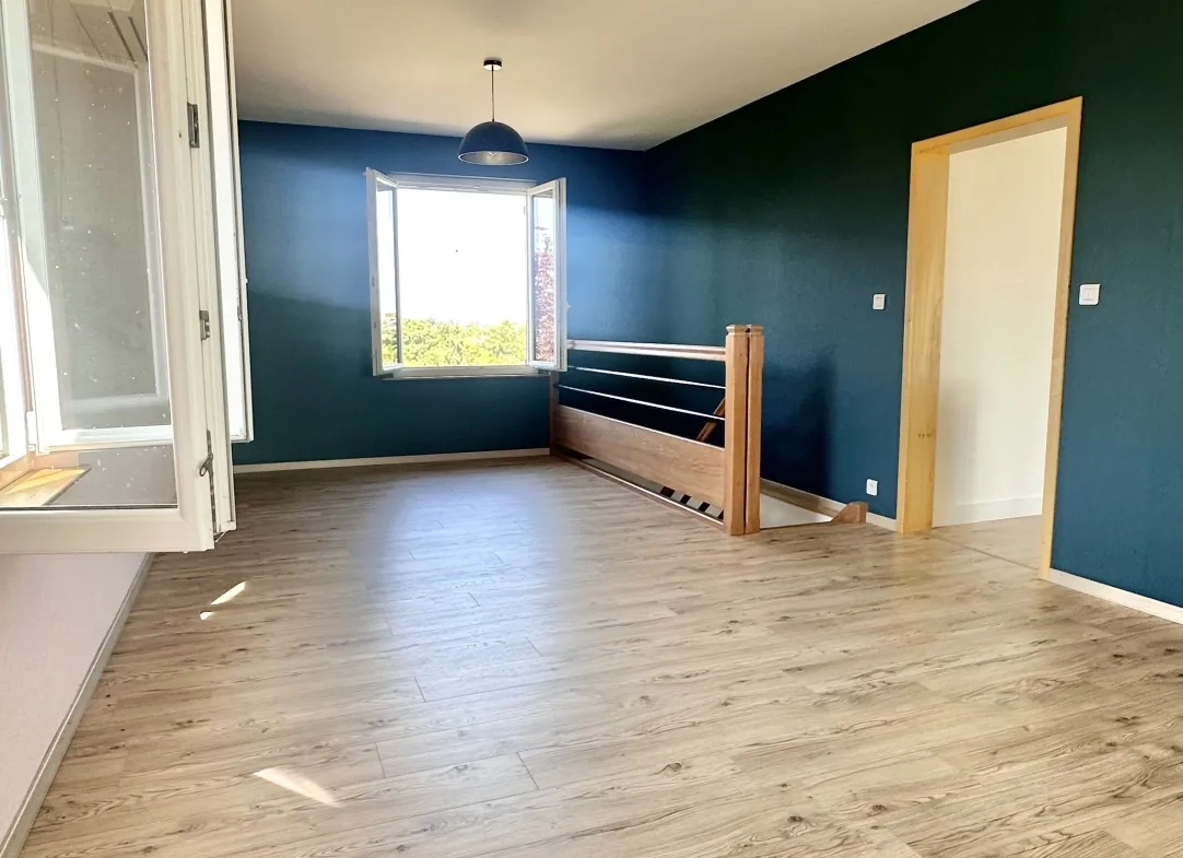 Maison contemporaine rénovée à Riberac avec 4 chambres et vue dégagée 
