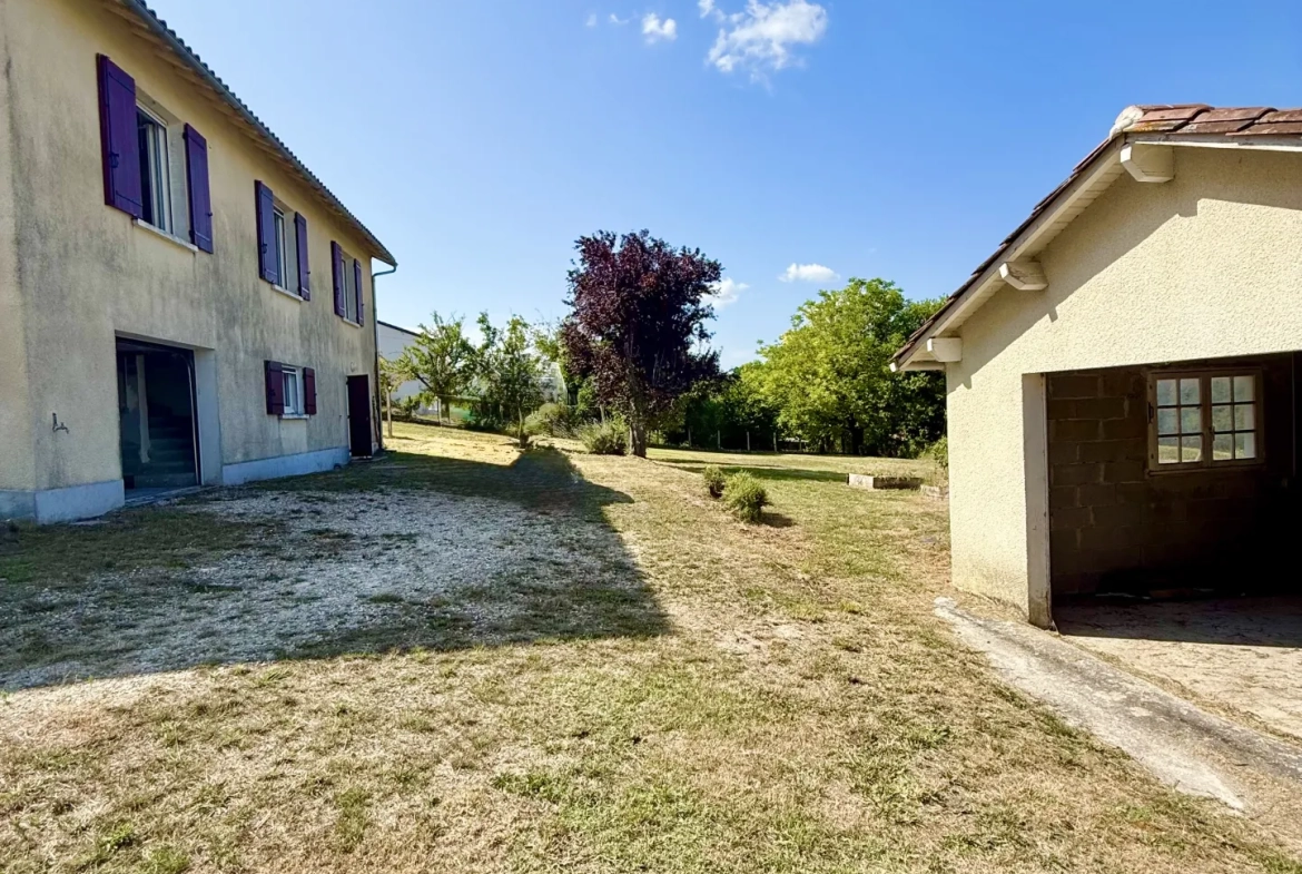Maison contemporaine rénovée à Riberac avec 4 chambres et vue dégagée 