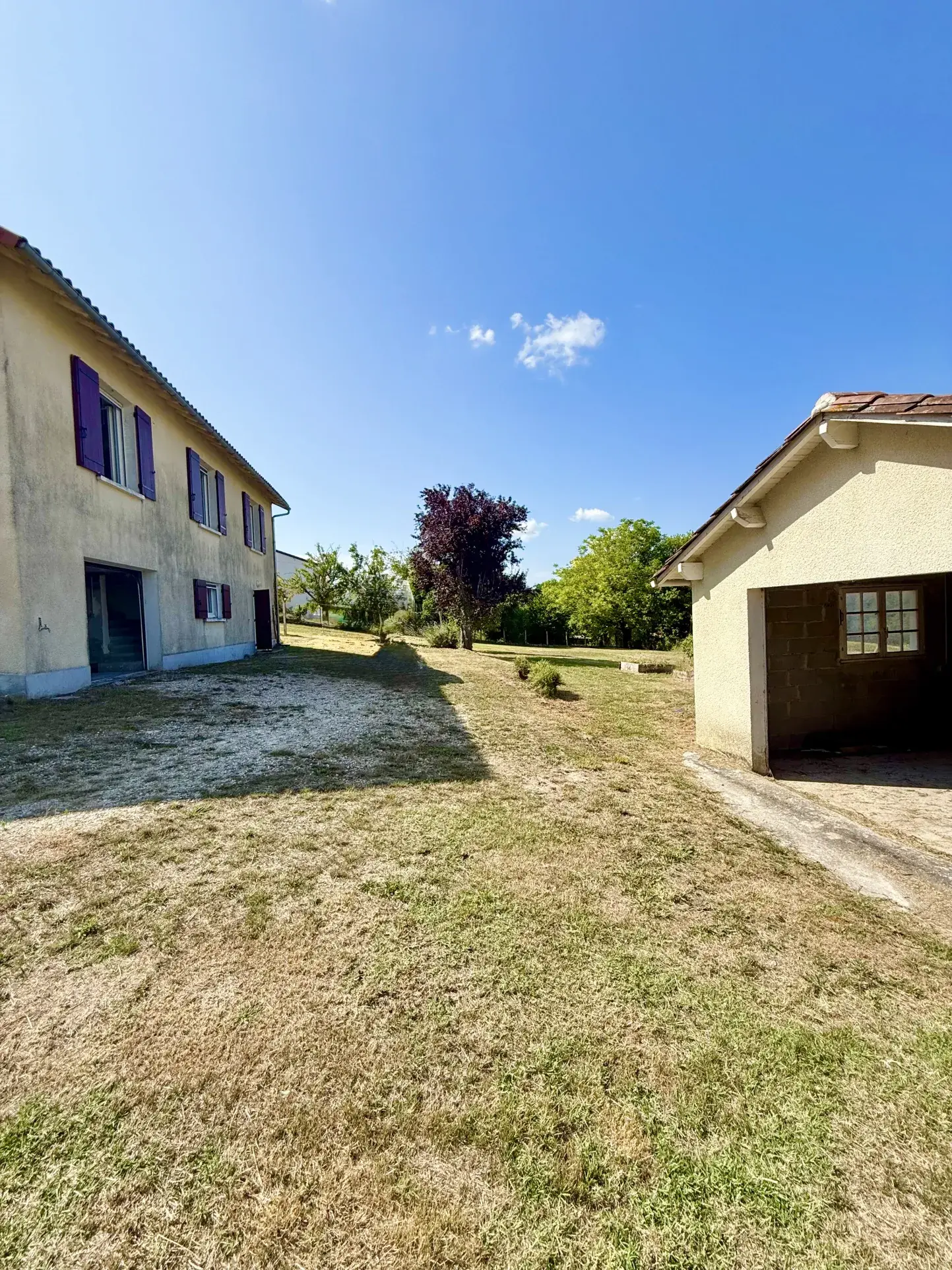 Maison contemporaine rénovée à Riberac avec 4 chambres et vue dégagée 