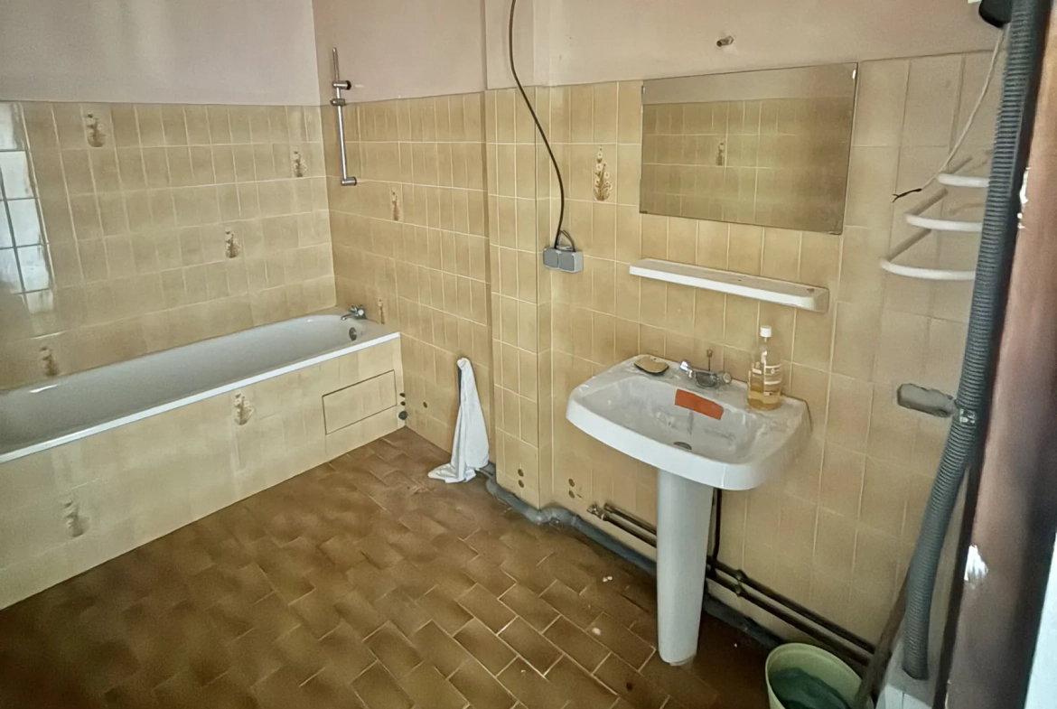 Maison contemporaine rénovée à Riberac avec 4 chambres et vue dégagée 