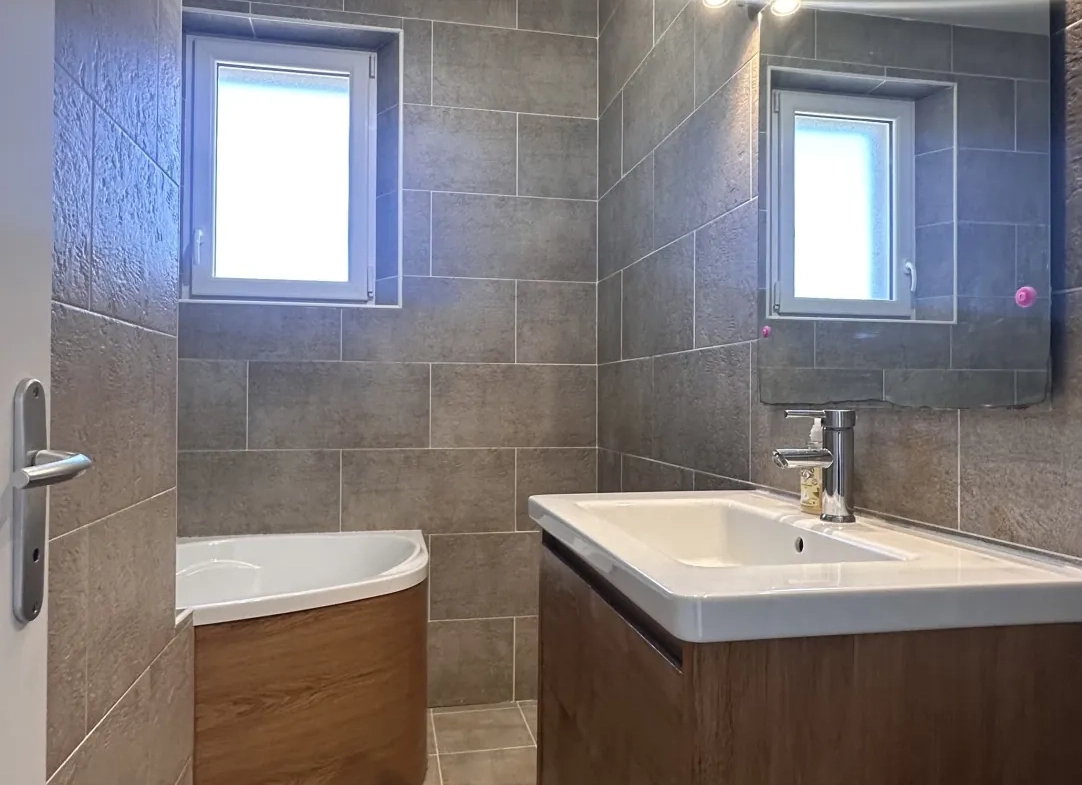 Maison contemporaine rénovée à Riberac avec 4 chambres et vue dégagée 