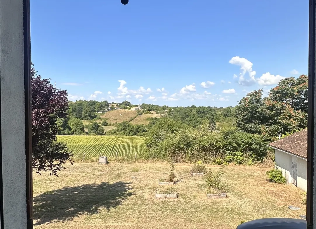 Maison contemporaine rénovée à Riberac avec 4 chambres et vue dégagée 