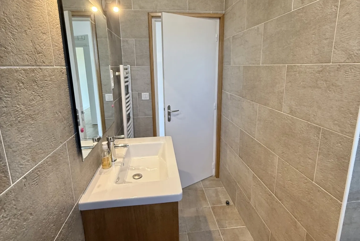 Maison contemporaine rénovée à Riberac avec 4 chambres et vue dégagée 
