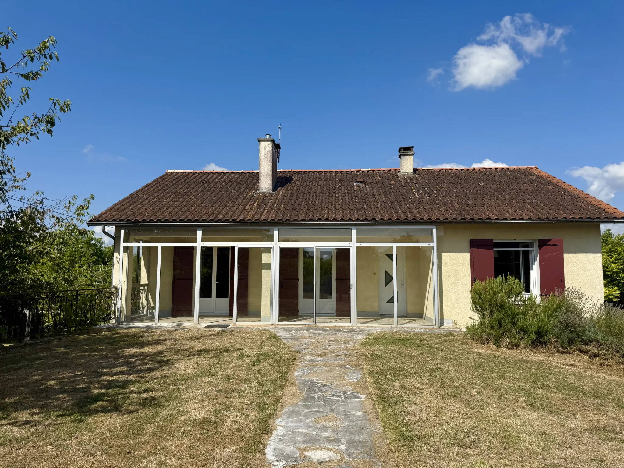 Maison contemporaine rénovée à Riberac avec 4 chambres et vue dégagée 