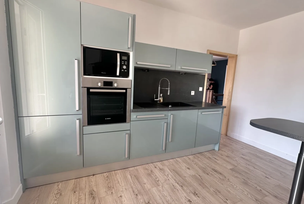 Maison contemporaine rénovée à Riberac avec 4 chambres et vue dégagée 