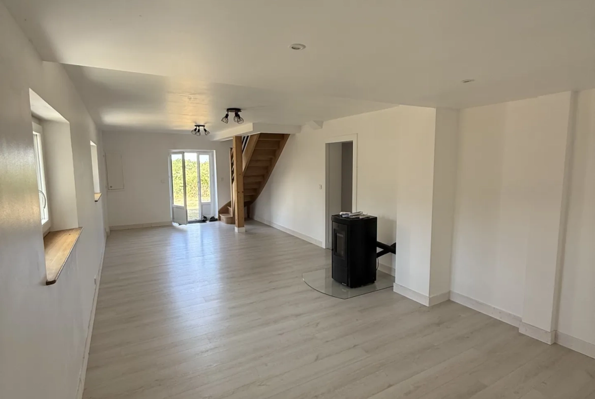 Maison contemporaine rénovée à Riberac avec 4 chambres et vue dégagée 
