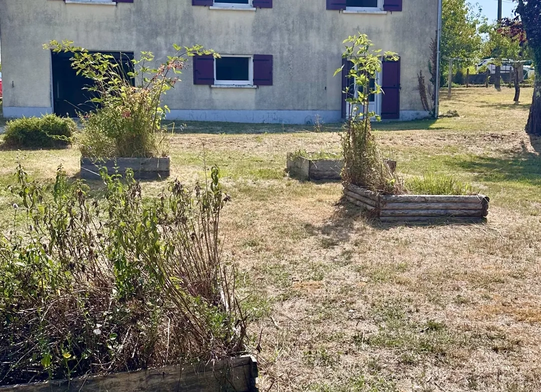 Maison contemporaine rénovée à Riberac avec 4 chambres et vue dégagée 