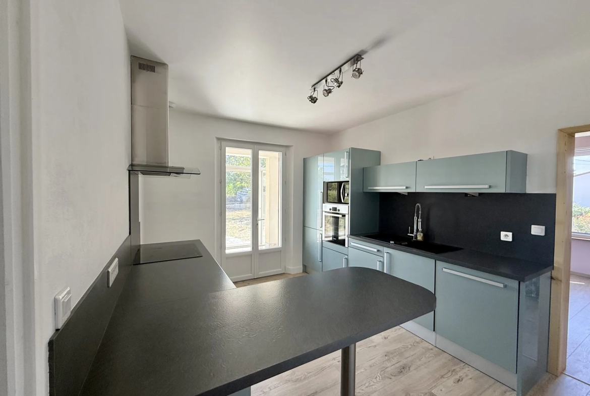Maison contemporaine rénovée à Riberac avec 4 chambres et vue dégagée 