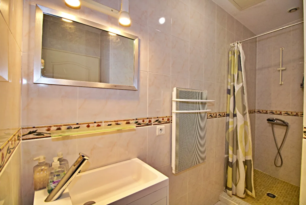 Maison de village de 125 m² avec terrasse à Fleury (11560) - Charme et confort moderne 