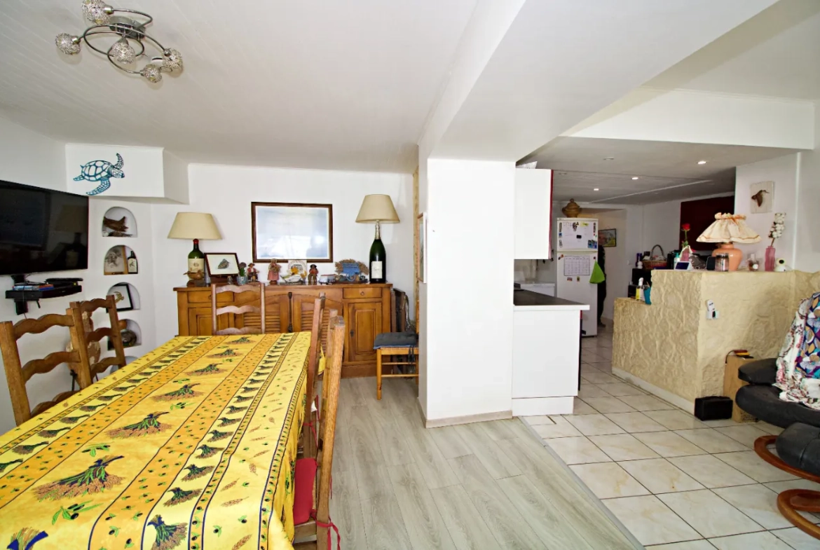 Maison de village de 125 m² avec terrasse à Fleury (11560) - Charme et confort moderne 