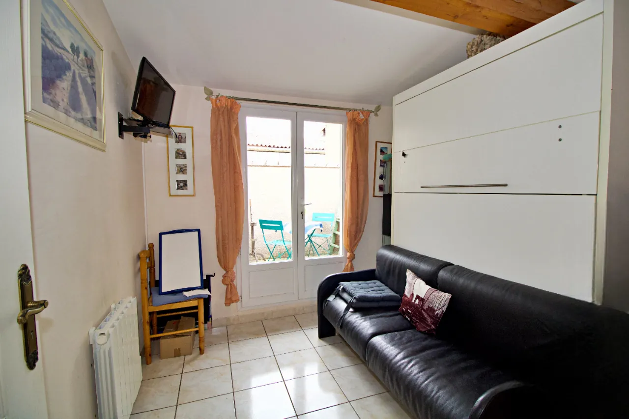 Maison de village de 125 m² avec terrasse à Fleury (11560) - Charme et confort moderne 