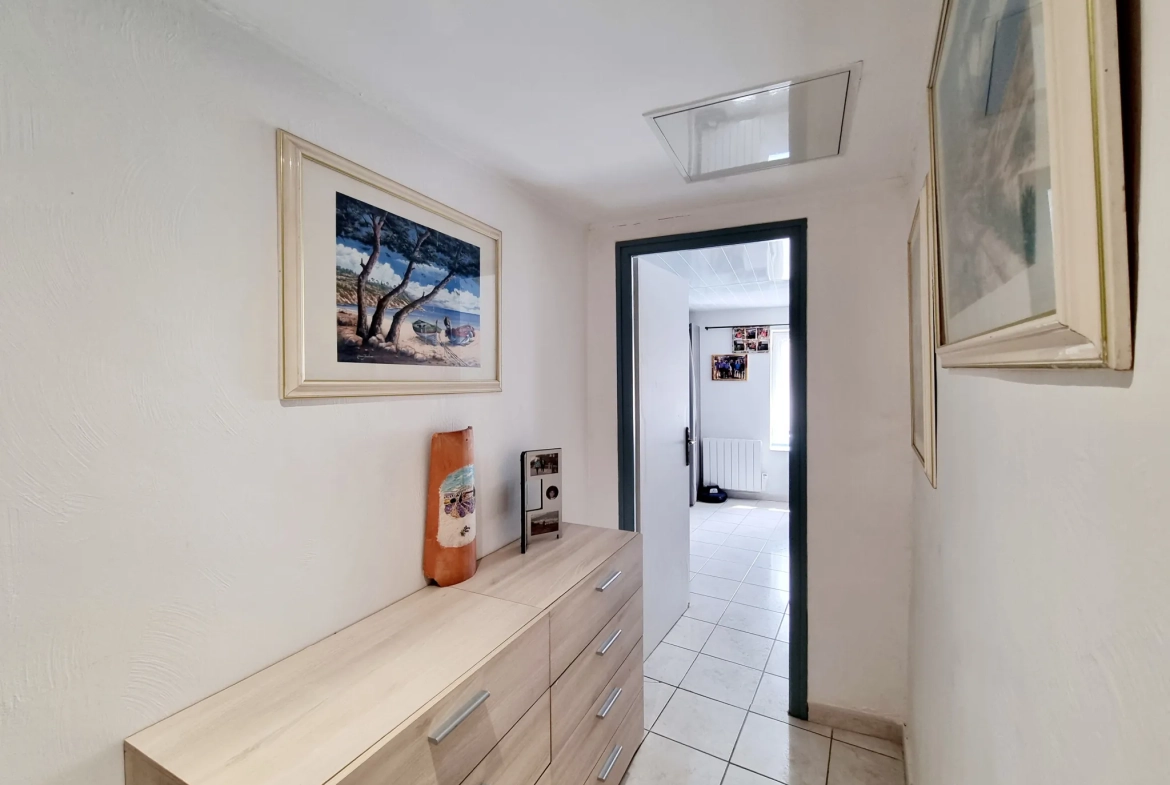 Maison de village de 125 m² avec terrasse à Fleury (11560) - Charme et confort moderne 