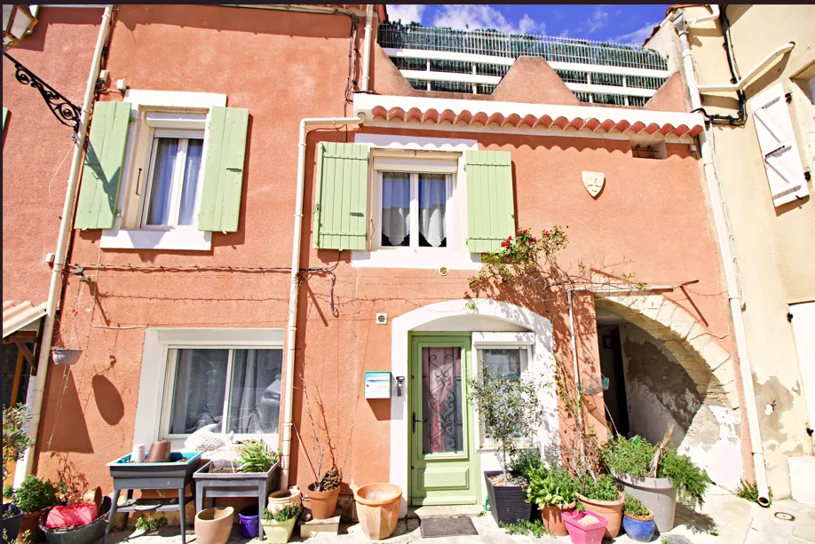 Maison de village de 125 m² avec terrasse à Fleury (11560) - Charme et confort moderne 