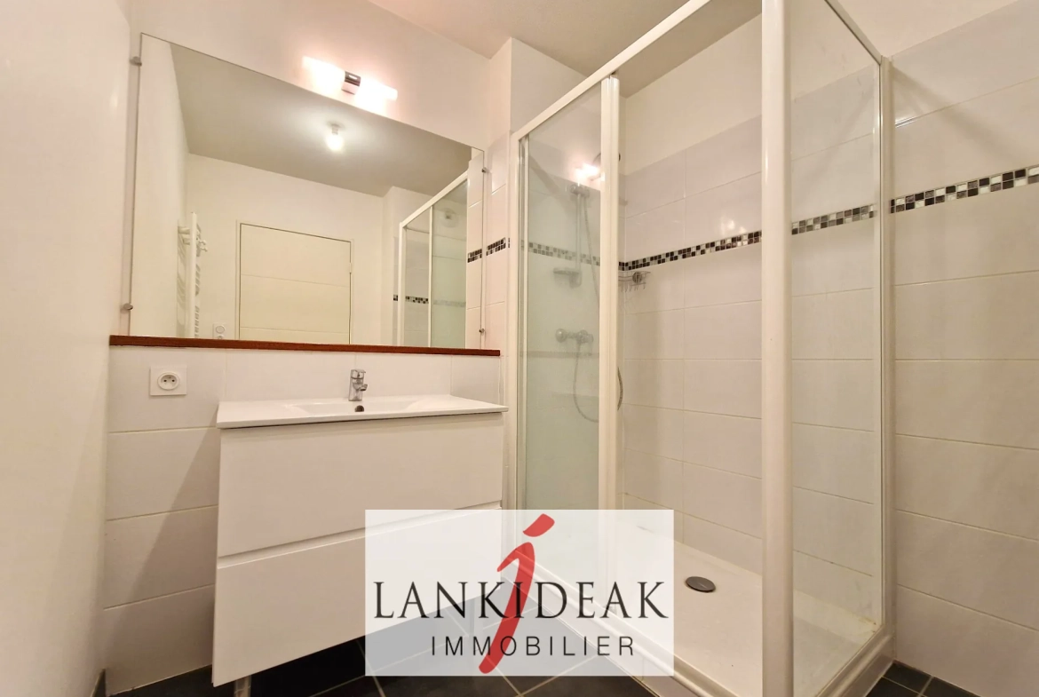 Appartement T3 lumineux de 67 m² à Ustaritz avec terrasse et parking privé 
