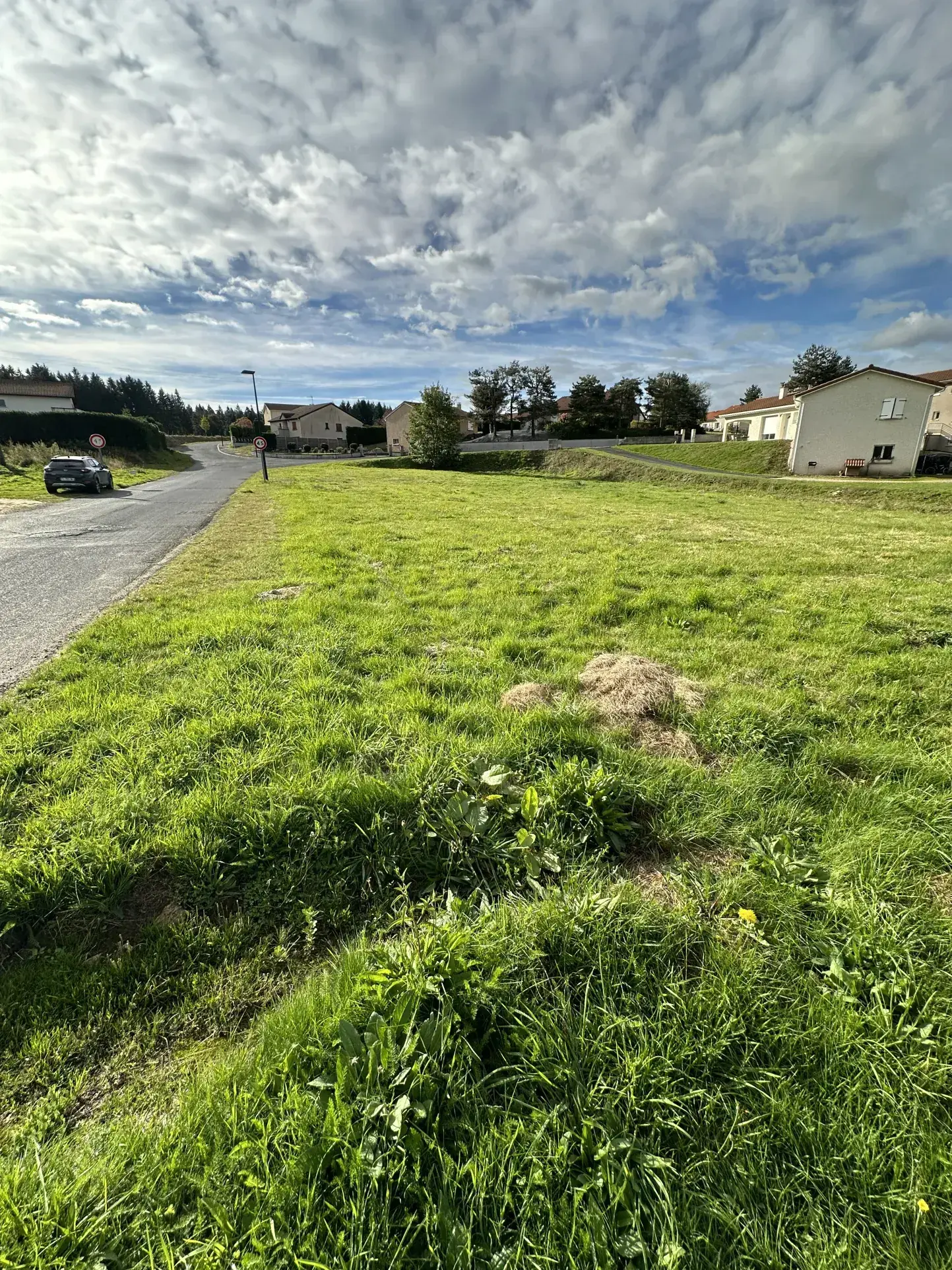 Terrain constructible de 1574 m² à Montfaucon-en-Velay, libre de constructeur 