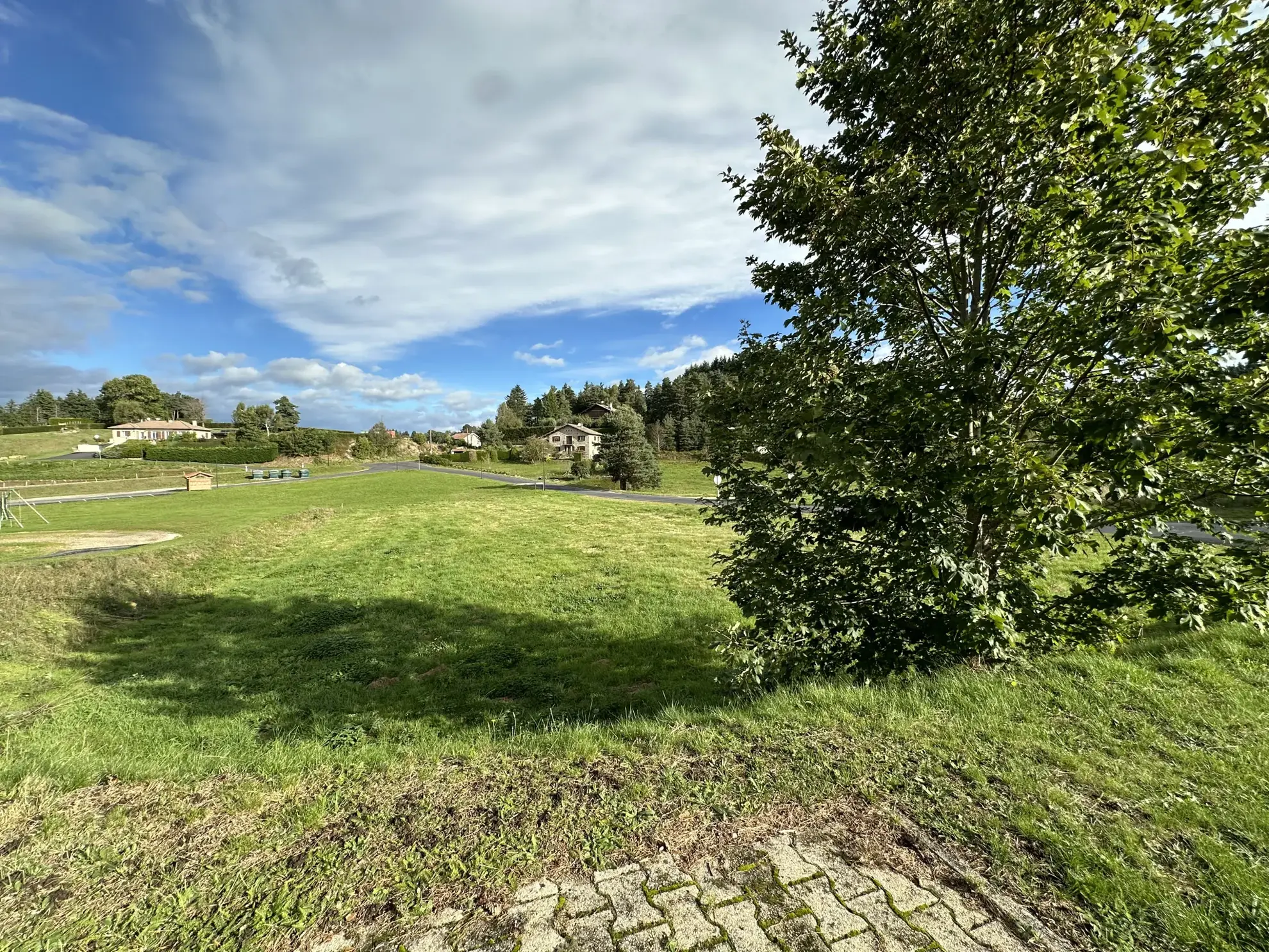 Terrain constructible de 1574 m² à Montfaucon-en-Velay, libre de constructeur 