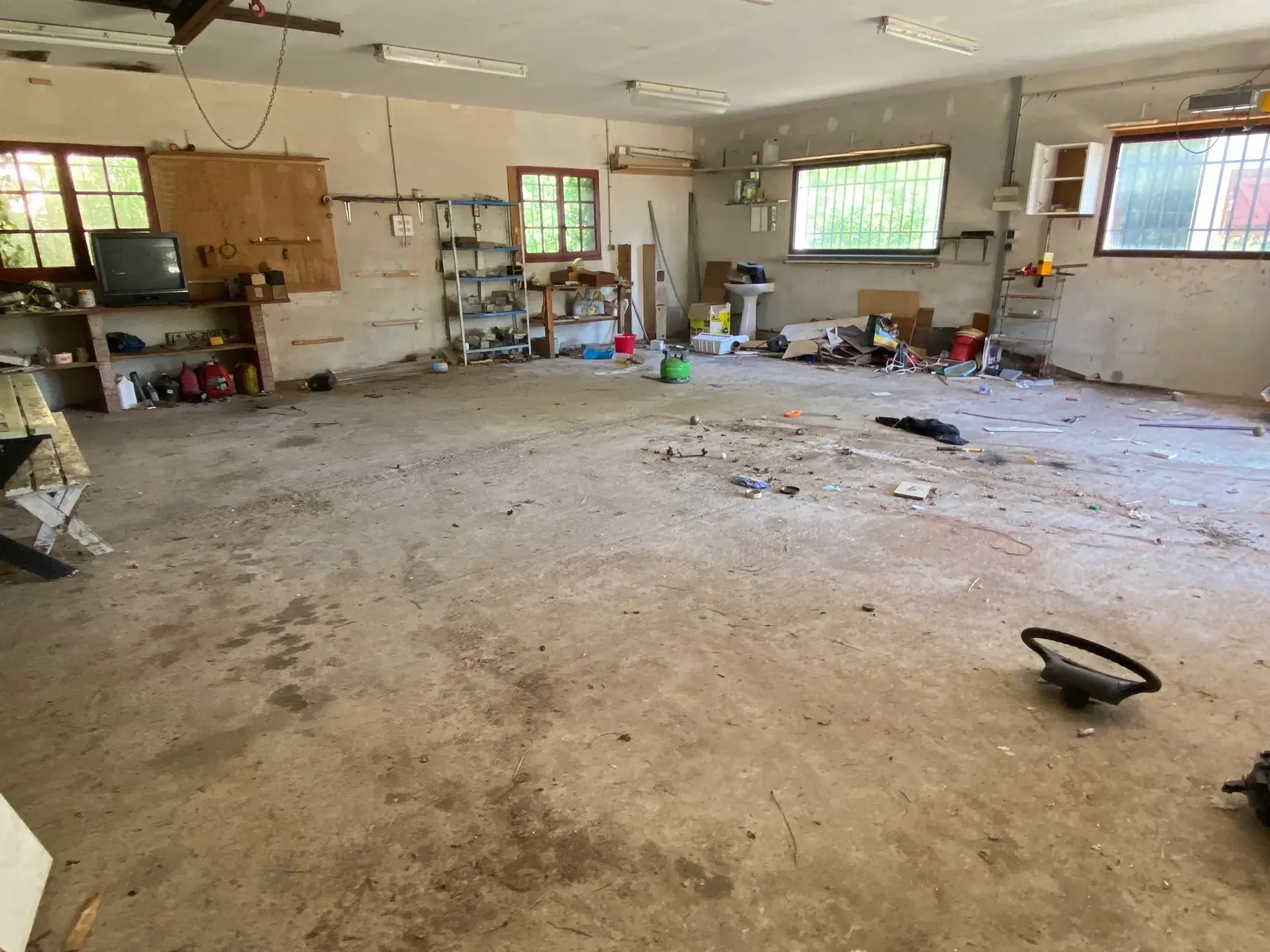 Propriété à réhabiliter avec deux maisons et grand garage à Lacapelle Biron 