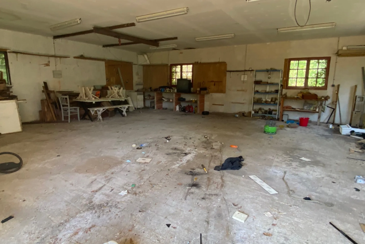 Propriété à réhabiliter avec deux maisons et grand garage à Lacapelle Biron 