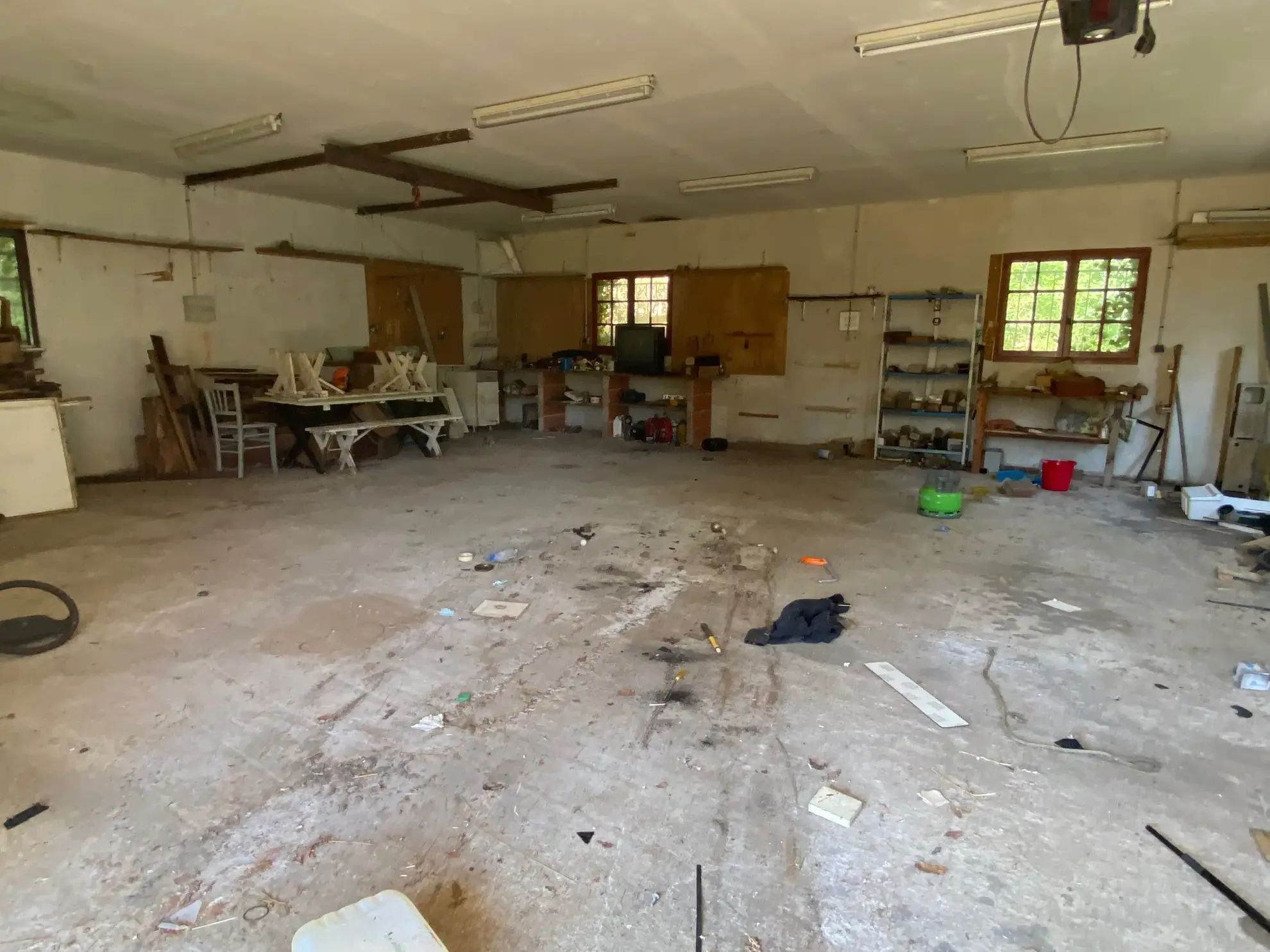 Propriété à réhabiliter avec deux maisons et grand garage à Lacapelle Biron 