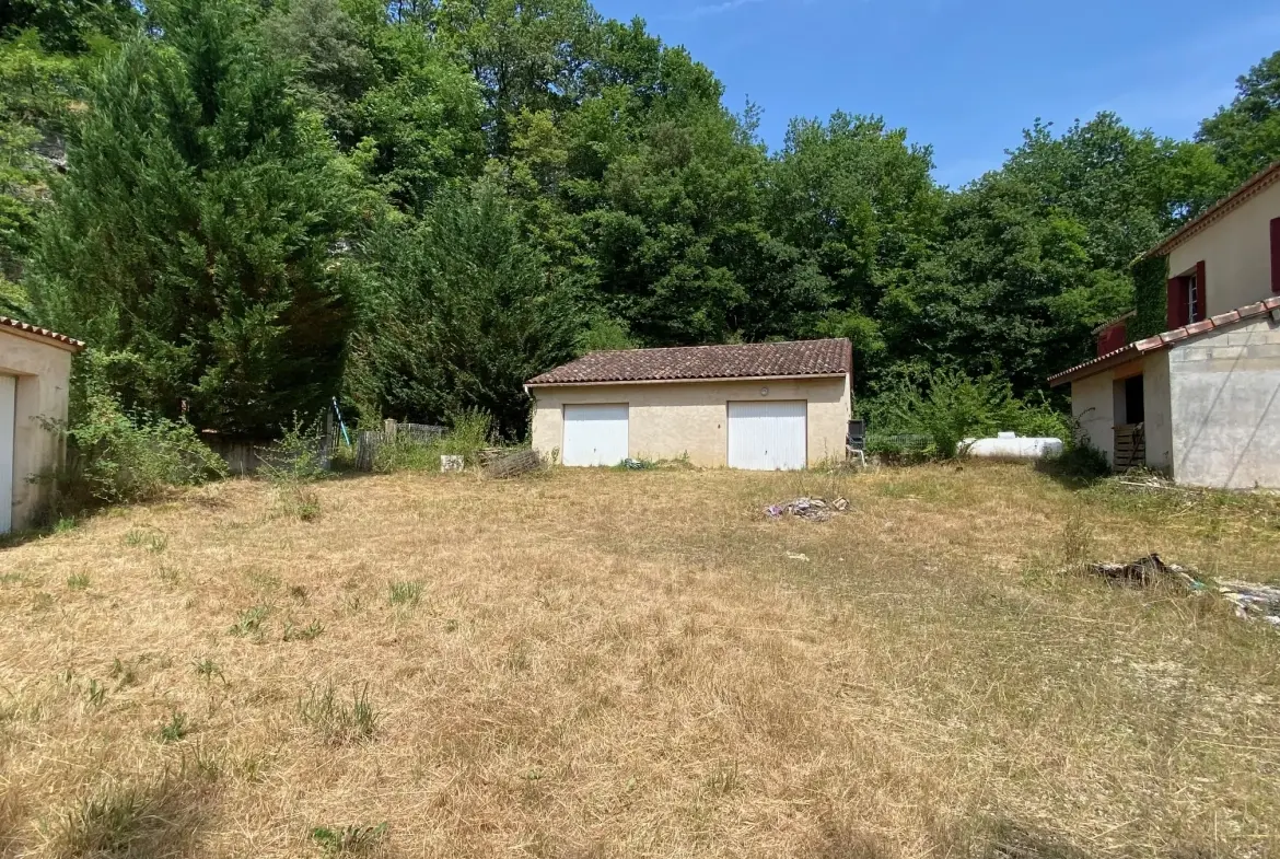 Propriété à réhabiliter avec deux maisons et grand garage à Lacapelle Biron 
