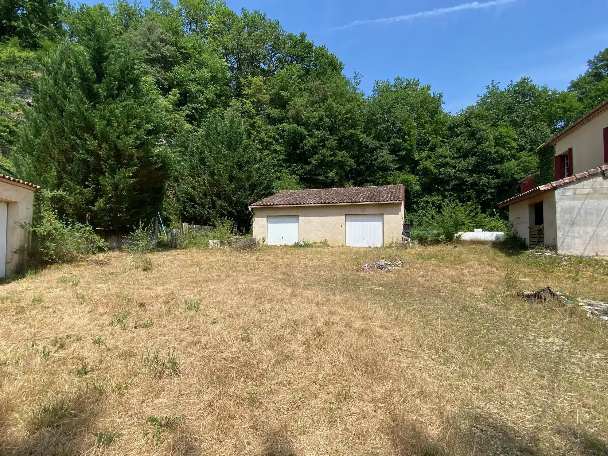 Propriété à réhabiliter avec deux maisons et grand garage à Lacapelle Biron 