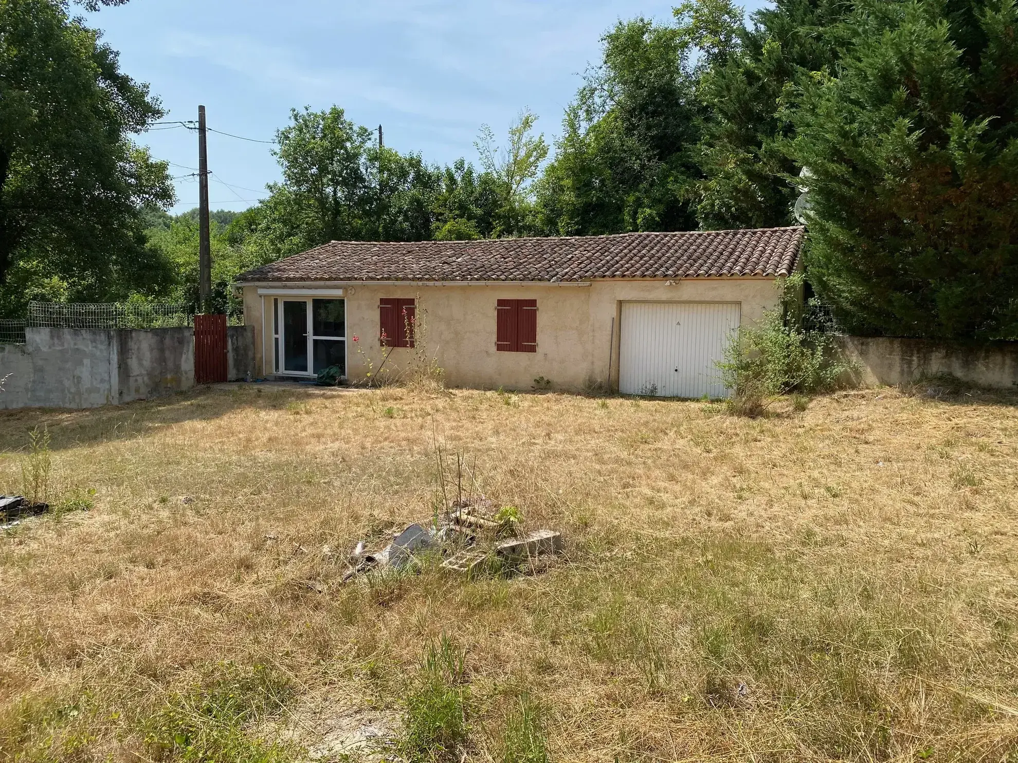 Propriété à réhabiliter avec deux maisons et grand garage à Lacapelle Biron 